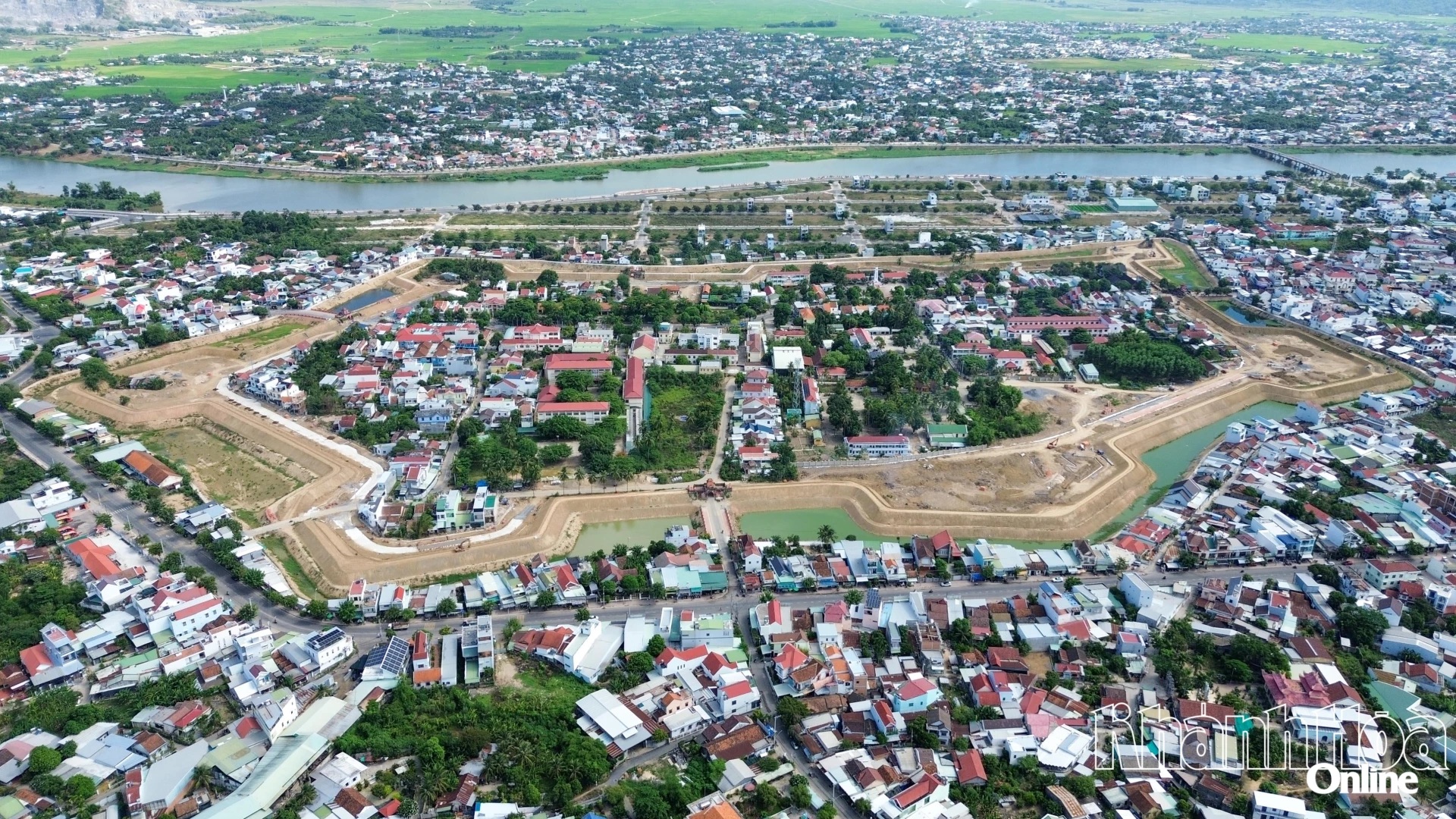 Hình ảnh về Trên công trường tu bổ, tôn tạo di tích quốc gia Thành cổ Diên Khánh