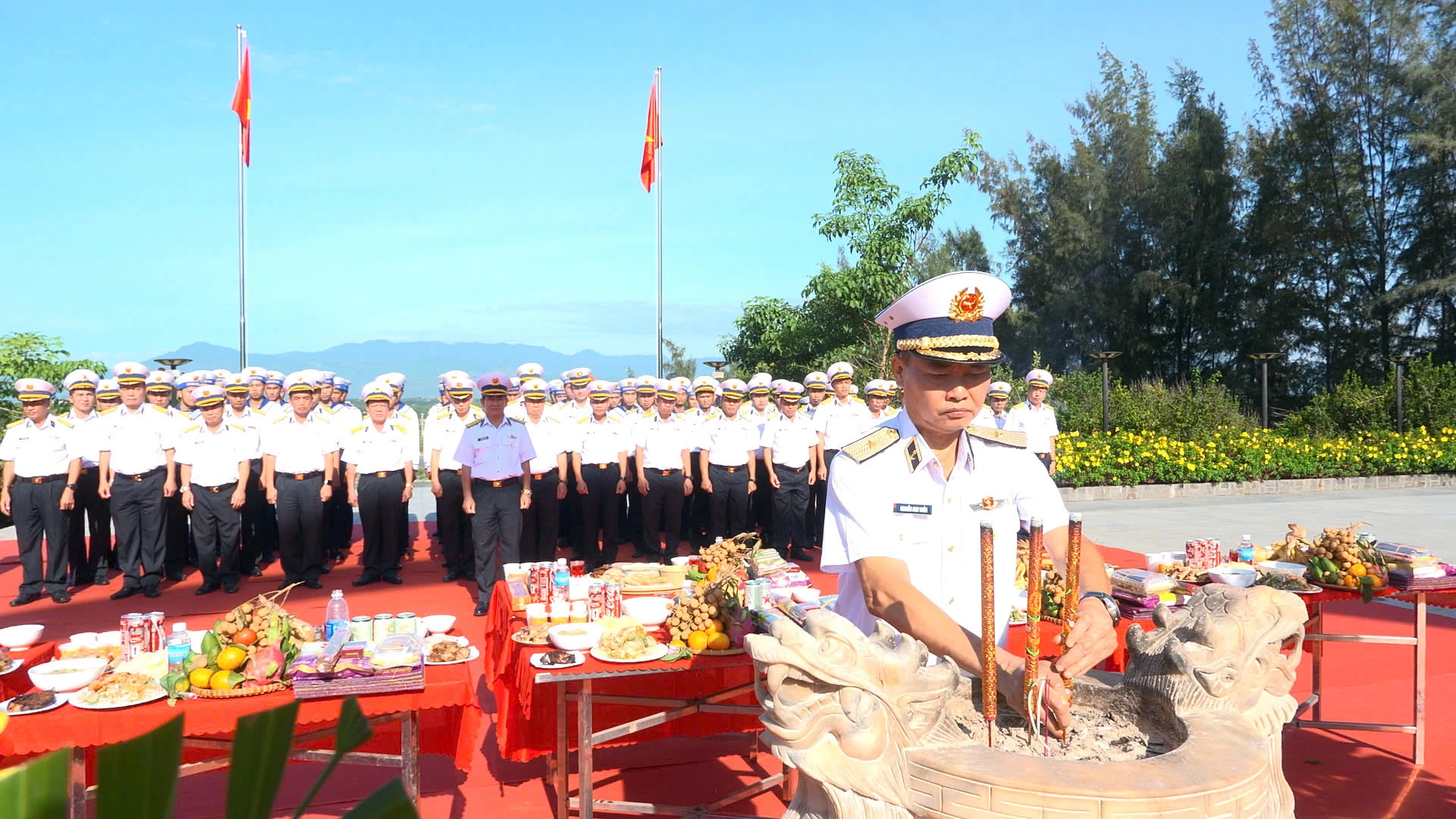 Vùng 4 Hải quân dâng hương tưởng niệm các anh hùng liệt sĩ