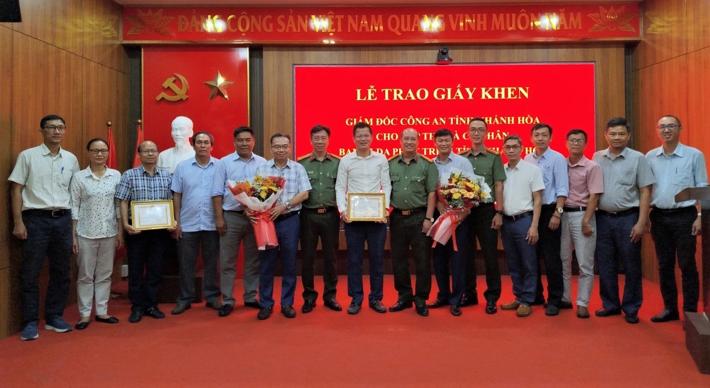 Giám đốc Công an tỉnh Khánh Hòa tặng Giấy khen cho tập thể, cá nhân Ban QLDA Phát triển tỉnh Khánh Hòa đã có thành tích xuất sắc, tiêu biểu trong phong trào toàn dân bảo vệ an ninh Tổ quốc năm 2025