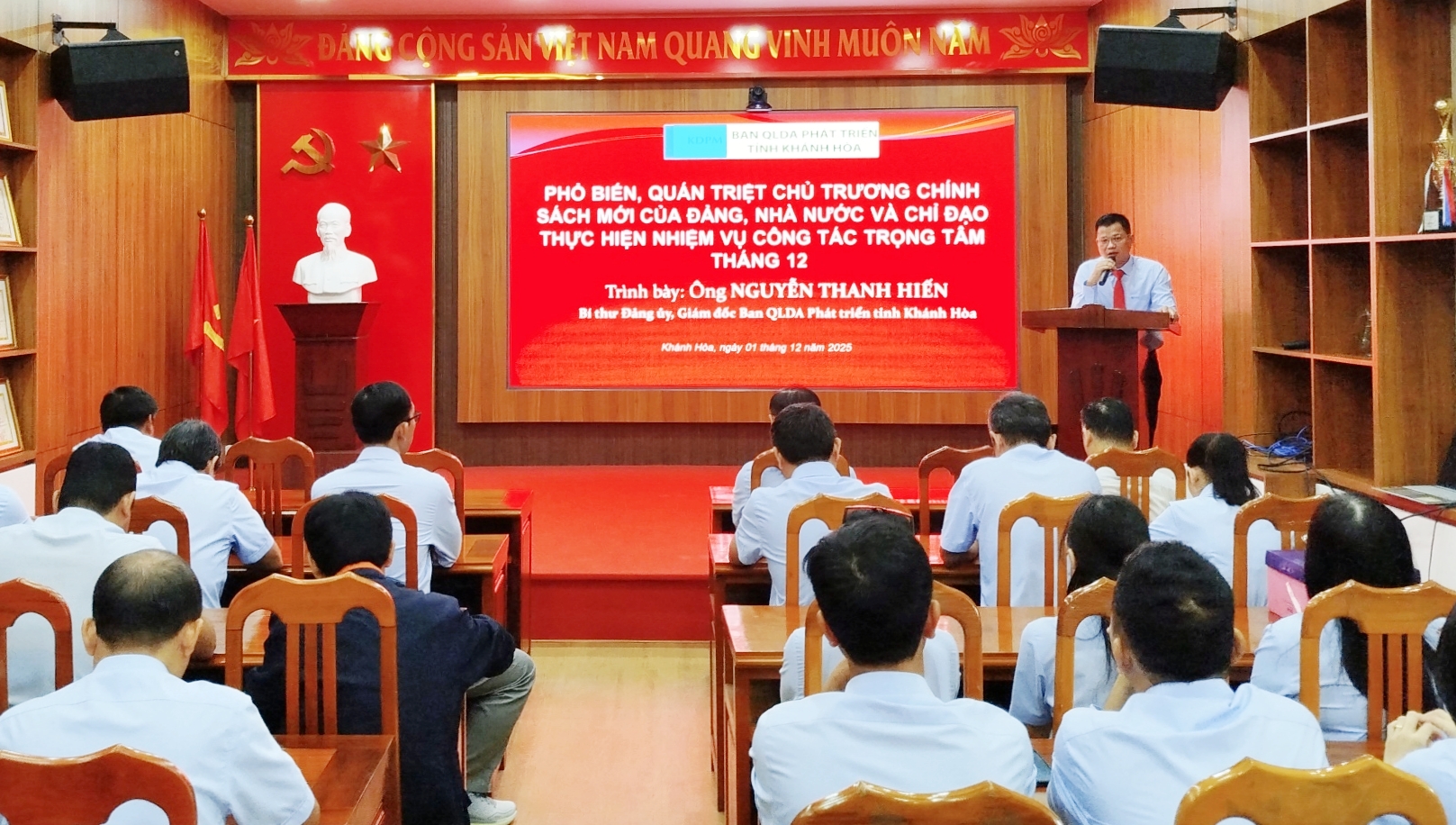 Hình ảnh về BAN QUẢN LÝ DỰ ÁN PHÁT TRIỂN TỈNH KHÁNH HÒA TỔ CHỨC LỄ CHÀO CỜ THÁNG 12/2025 VÀ SINH HOẠT CHUYÊN ĐỀ