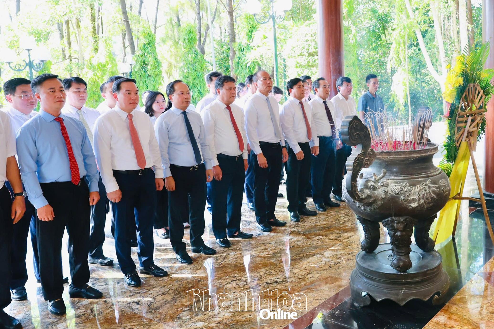 Bí thư Tỉnh ủy Trần Phong và đoàn công tác tỉnh Khánh Hòa dâng hương tại Khu di tích Ngã ba Đồng Lộc