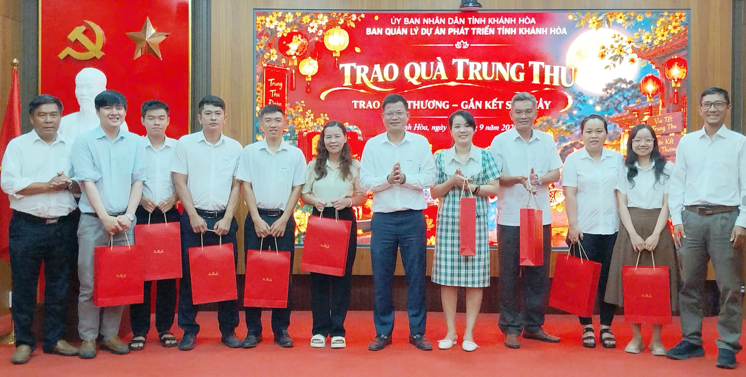 Hình ảnh về BAN QLDA PHÁT TRIỂN TỈNH KHÁNH HÒA TRAO QUÀ TRUNG THU, GẮN KẾT SUM VẦY