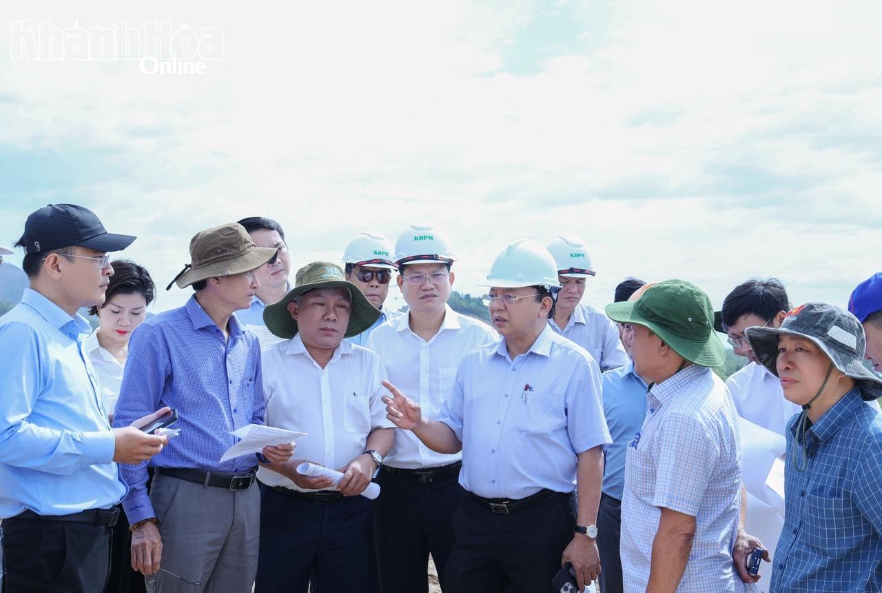 Phó Chủ tịch UBND tỉnh Lê Huyền kiểm tra việc khai thác, sử dụng vật liệu cho các dự án