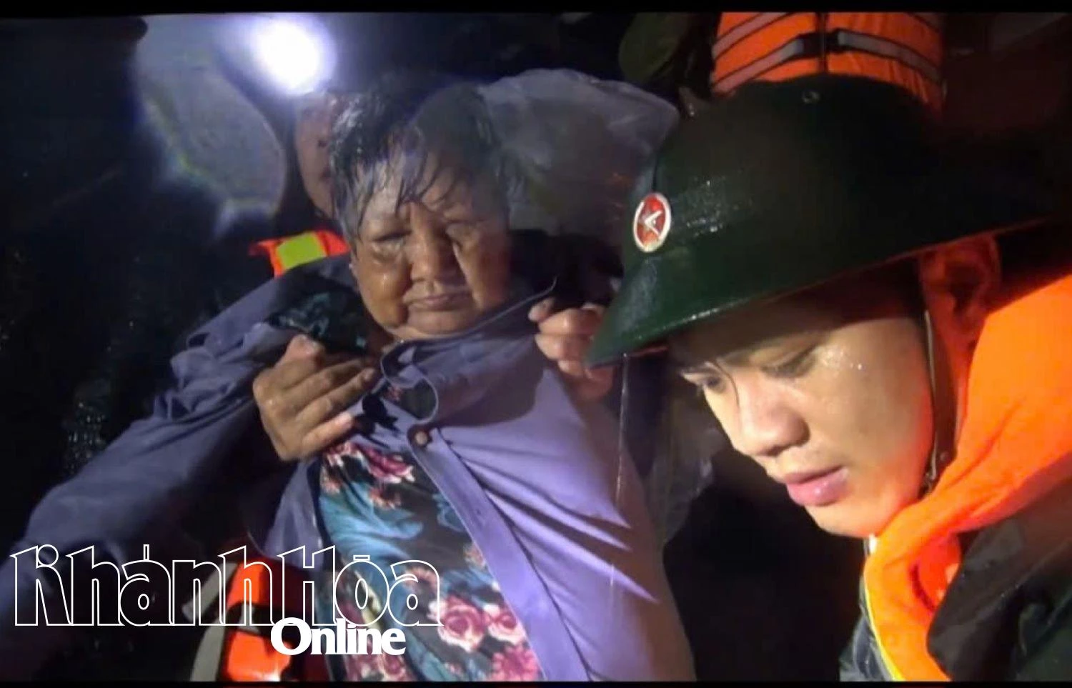 Bộ Chỉ huy Quân sự tỉnh Khánh Hòa huy động tối đa lực lượng xuyên đêm cứu dân trong lũ