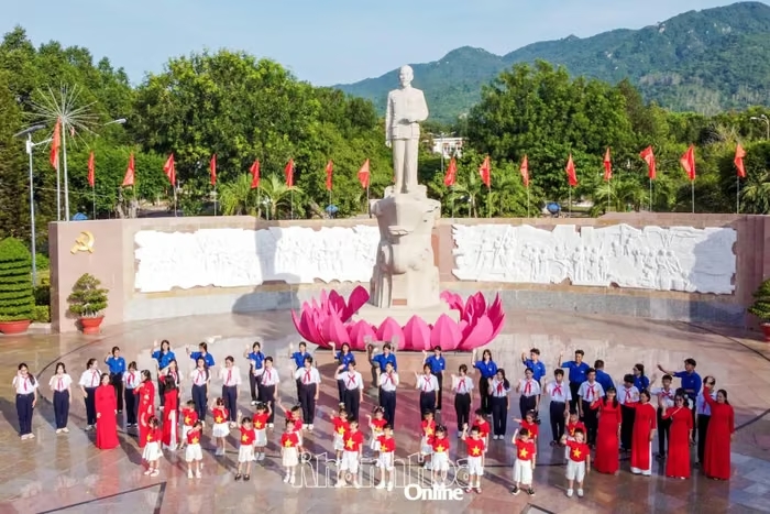 Kỷ niệm 80 năm Ngày Chủ tịch Hồ Chí Minh đến vịnh Cam Ranh (18-10-1946 - 18-10-2026): Bác Hồ trong lòng dân Khánh Hòa