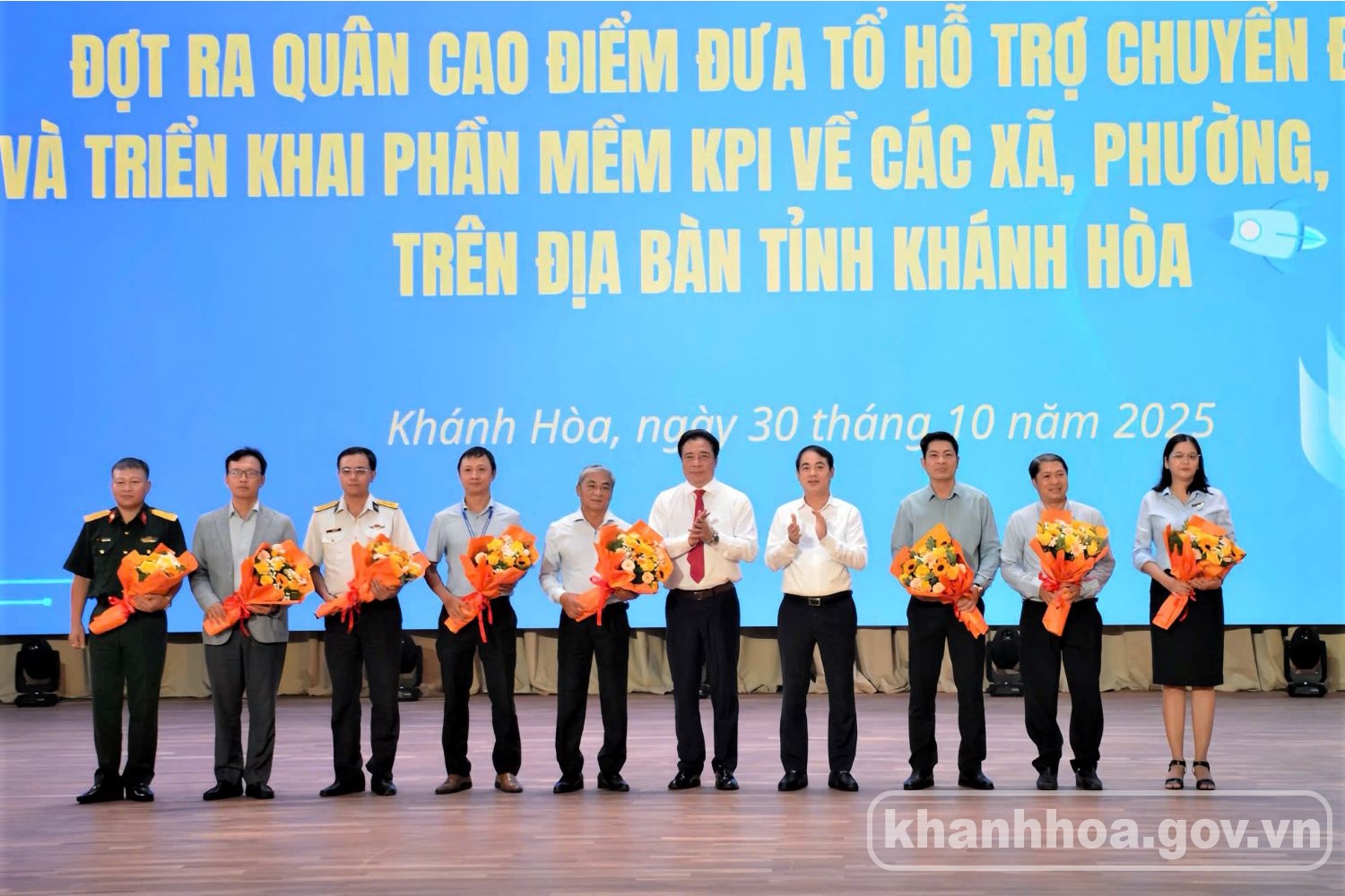 Lễ ra quân cao điểm đưa Tổ hỗ trợ chuyển đổi số và triển khai Phần mềm KPI về các xã, phường, đặc khu