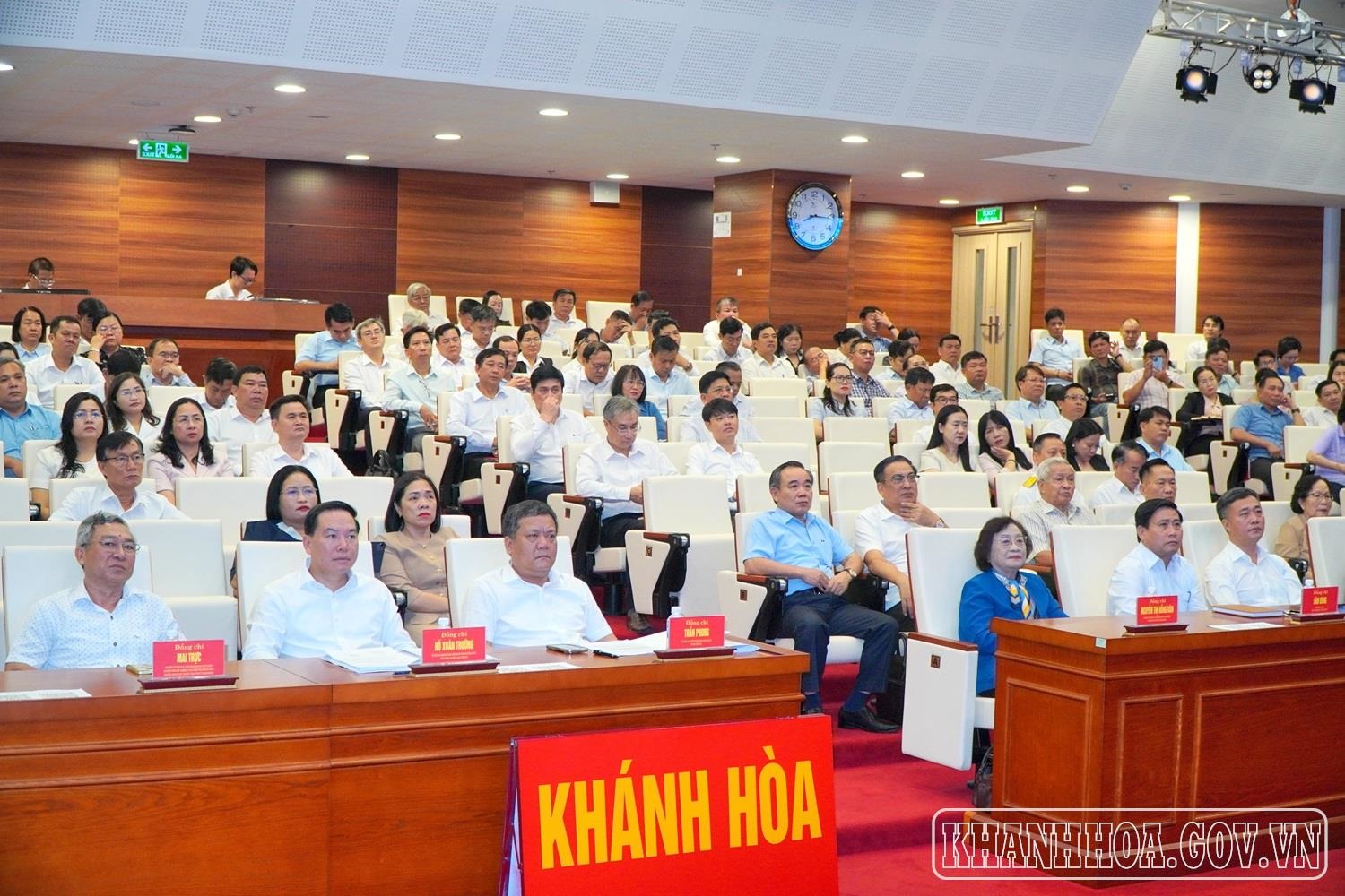 Nghiên cứu, học tập, quán triệt và triển khai thực hiện một số nghị quyết, chỉ thị của Bộ Chính trị