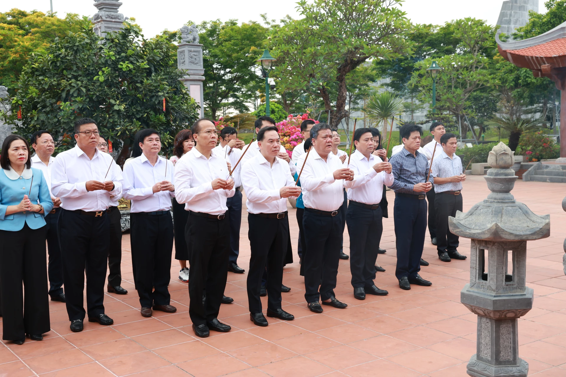 Đoàn công tác tỉnh Khánh Hòa dâng hương tại Đền thờ Bác Hồ và các anh hùng liệt sĩ tỉnh Quảng Trị
