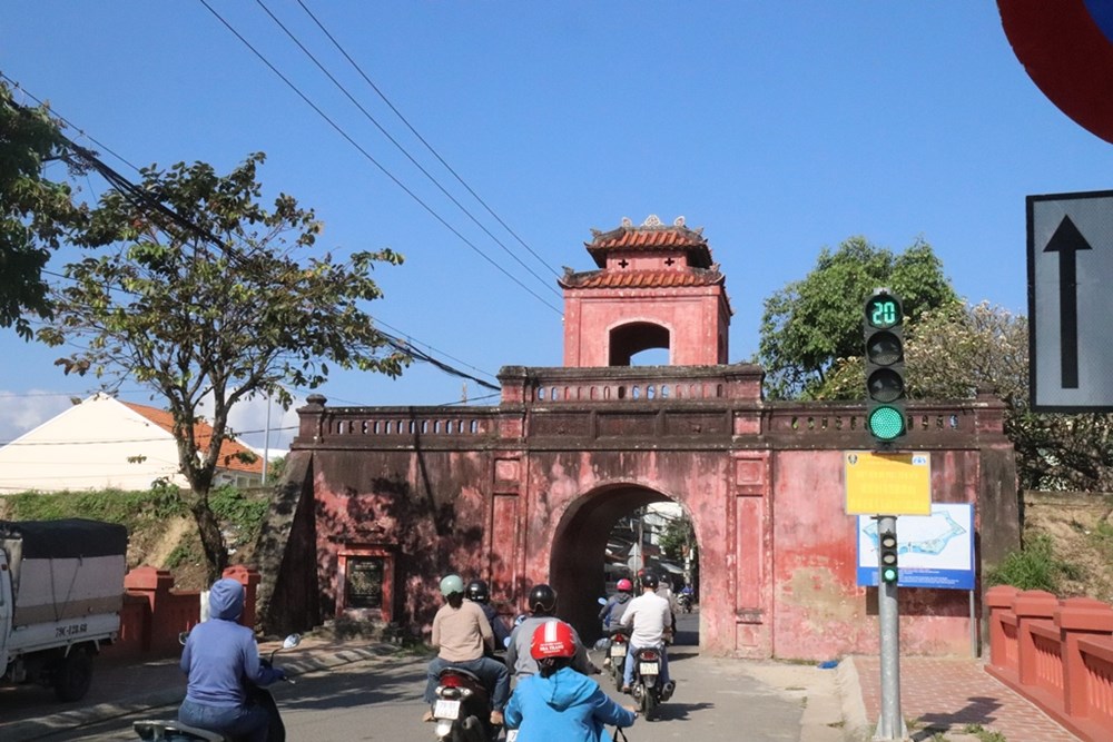 Di tích quốc gia Thành cổ Diên Khánh đối mặt nguy cơ ô nhiễm, lấn chiếm