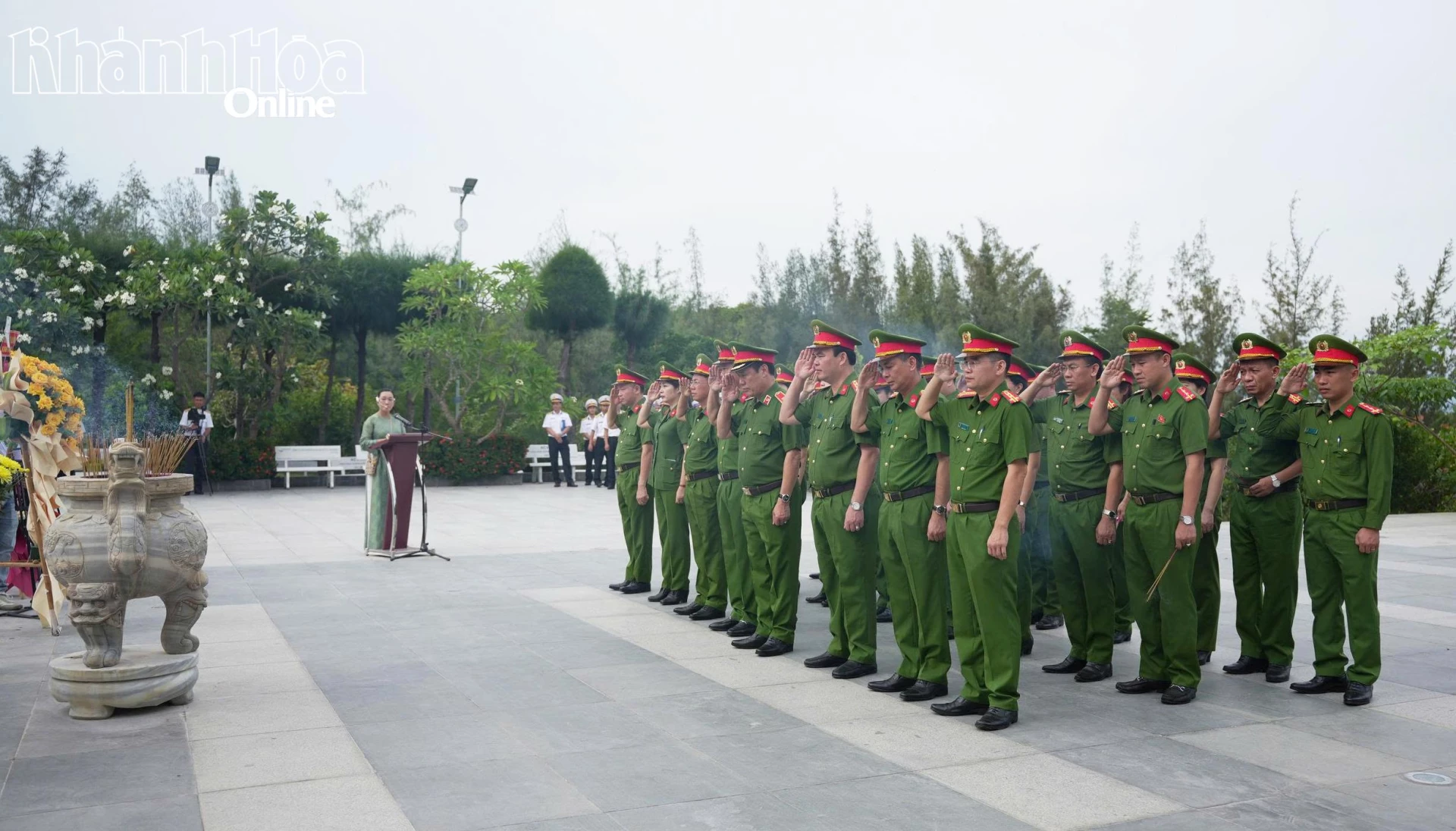 Dâng hương tưởng niệm các chiến sĩ Gạc Ma