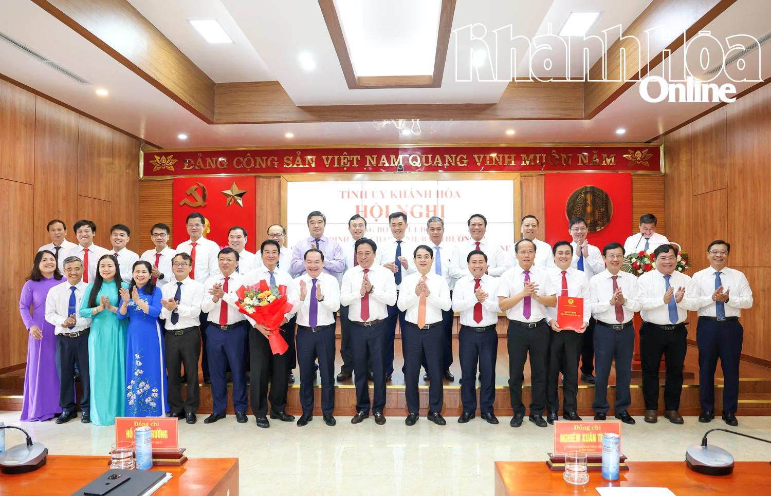 Hình ảnh về Công bố các quyết định chỉ định Ban Chấp hành, Ban Thường vụ, Bí thư, Phó Bí thư Đảng ủy các cơ quan Đảng tỉnh và Đảng ủy UBND tỉnh Khánh Hòa nhiệm kỳ 2025 - 2030