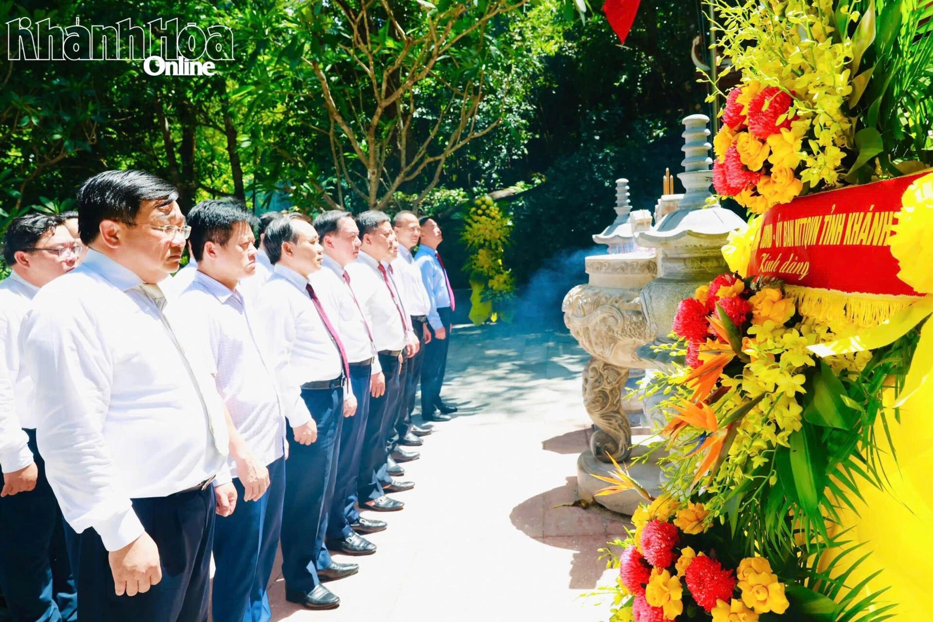 Bí thư Tỉnh ủy Trần Phong và đoàn công tác tỉnh Khánh Hòa dâng hoa, dâng hương tại Đền tưởng niệm các anh hùng liệt sĩ đường 20 - Quyết Thắng
