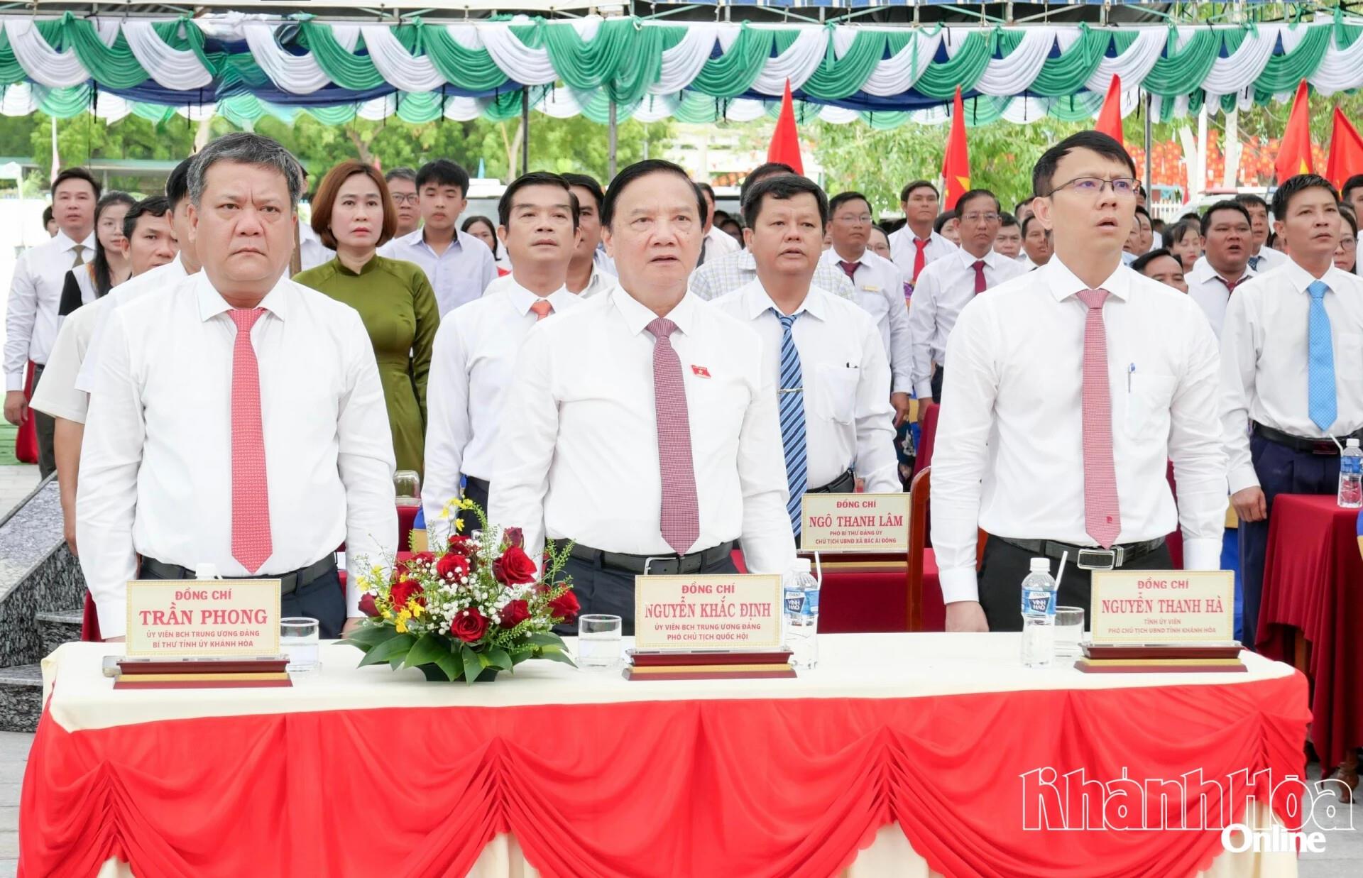 Phó Chủ tịch Quốc hội Nguyễn Khắc Định, Bí thư Tỉnh ủy Trần Phong dự lễ khai giảng năm học mới tại Trường Phổ thông Dân tộc nội trú THCS và THPT Pi Năng Tắc