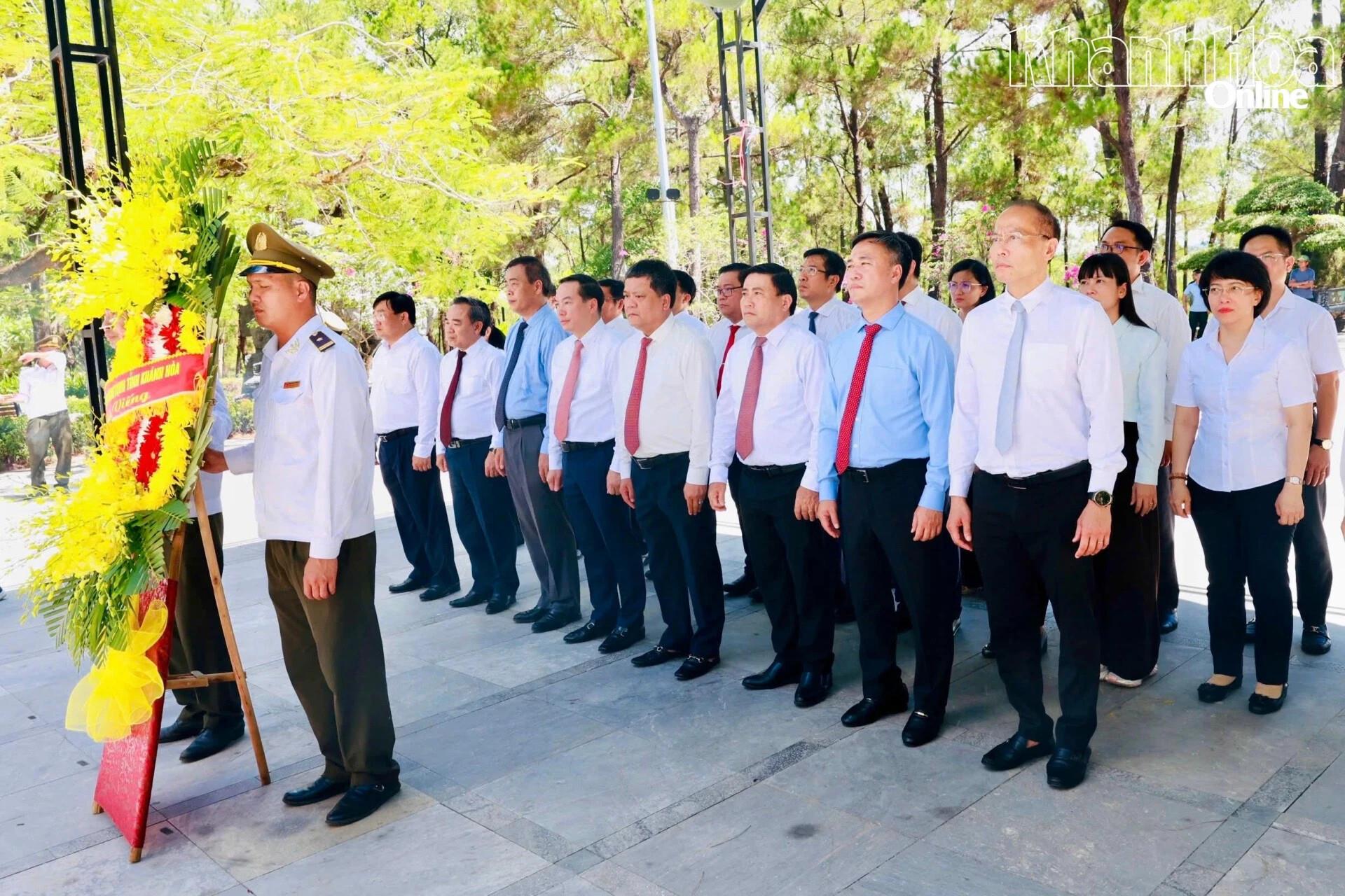Đoàn công tác tỉnh Khánh Hòa dâng hương tại Nghĩa trang liệt sĩ Trường Sơn và Nghĩa trang liệt sĩ Đường 9, tỉnh Quảng Trị