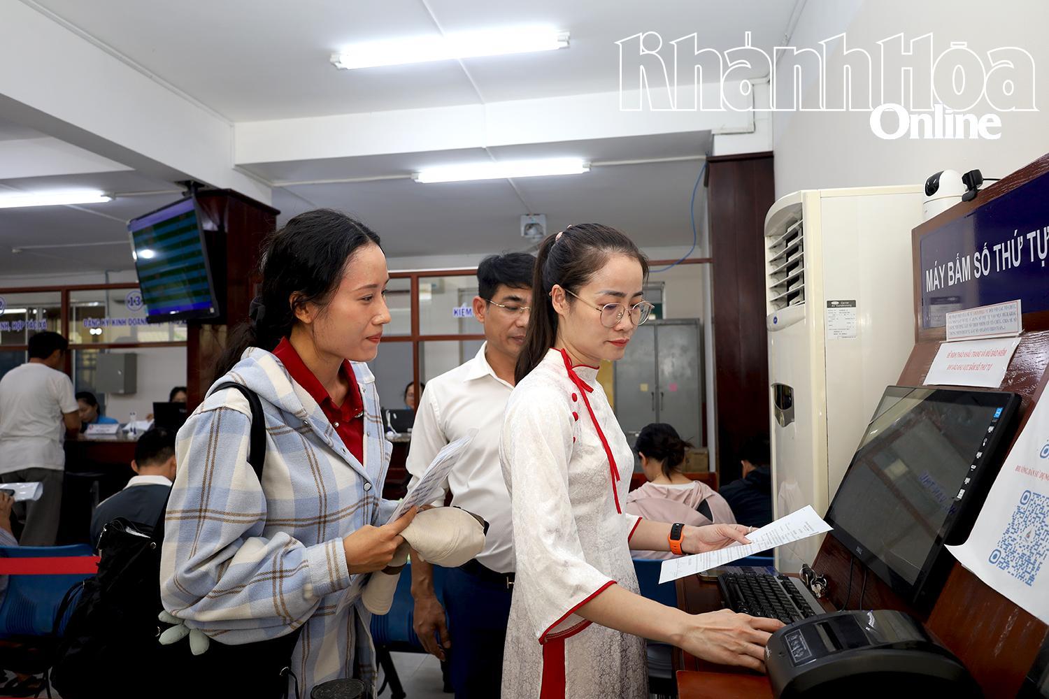 Triển khai thực hiện đồng bộ các giải pháp bảo đảm các điều kiện để công dân thực hiện quyền tiếp cận, sử dụng dịch vụ số