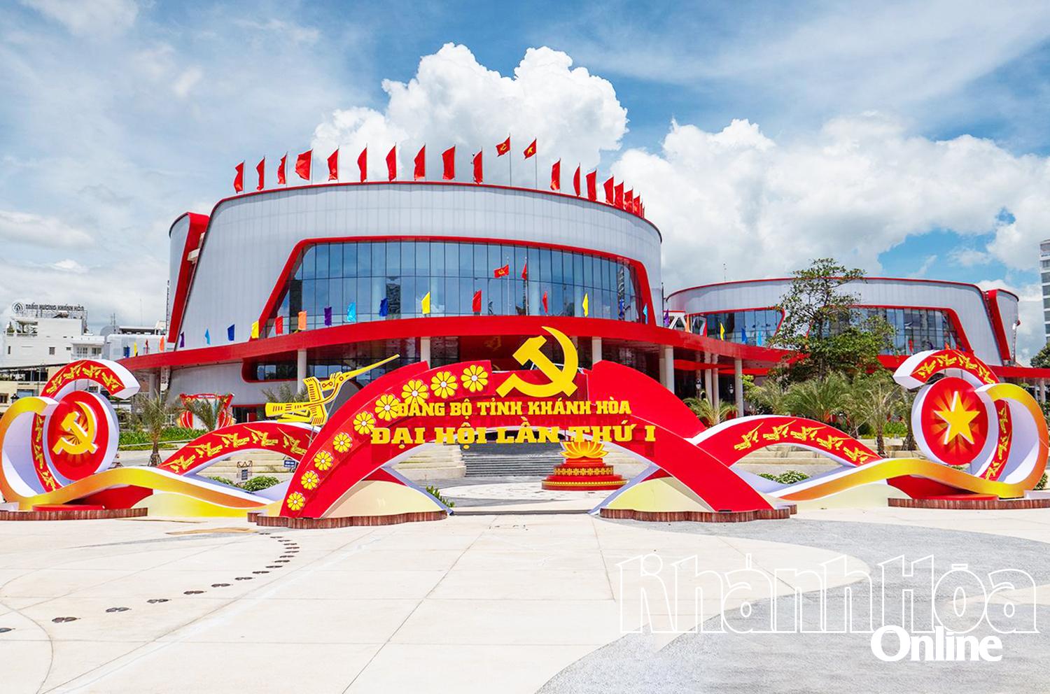Rực rỡ cờ hoa chào mừng Đại hội Đảng bộ tỉnh Khánh Hòa lần thứ I, nhiệm kỳ 2025 - 2030