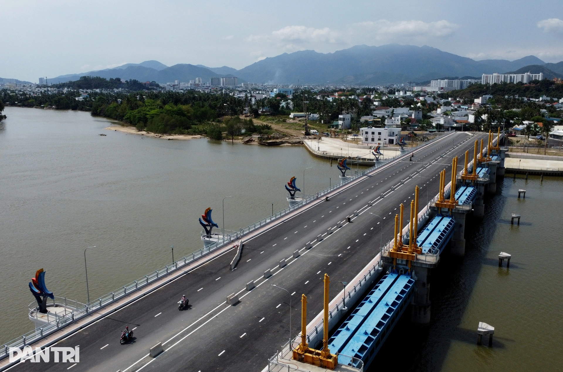 Hình ảnh về Cận cảnh đập ngăn mặn giữ nước ngọt cho nửa triệu người dân Nha Trang