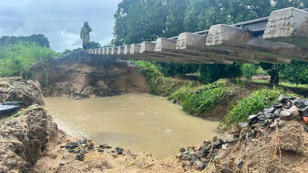 Lũ cuốn trôi nền khiến đường ray treo lơ lửng