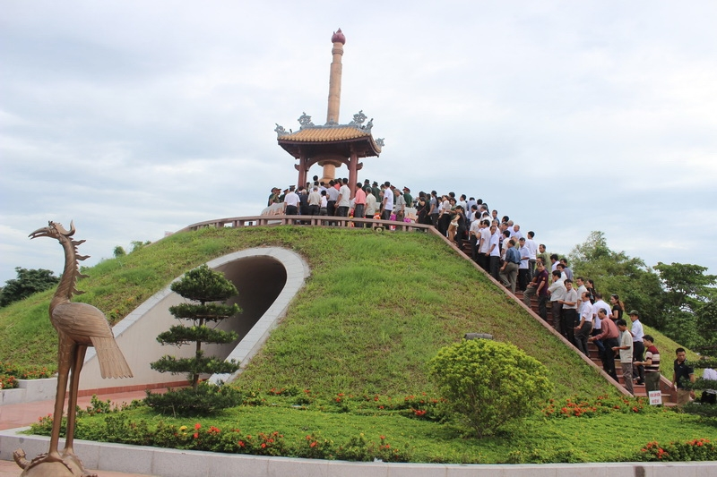 Bí thư Tỉnh ủy Trần Phong và đoàn công tác tỉnh Khánh Hòa dâng hương tại Thành cổ Quảng Trị