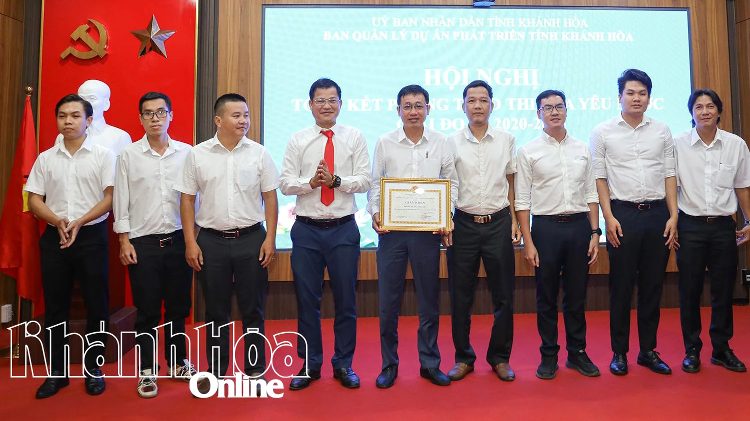 Ban Quản lý Dự án phát triển tỉnh khen thưởng 12 tập thể và cá nhân trong phong trào thi đua yêu nước