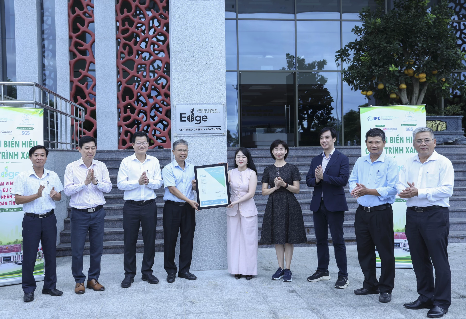Hình ảnh về Gắn biển công trình xanh quốc tế EDGE Advanced cho tổ hợp Trụ sở Tỉnh ủy, Đoàn Đại biểu Quốc hội, HĐND và UBND tỉnh Khánh Hòa