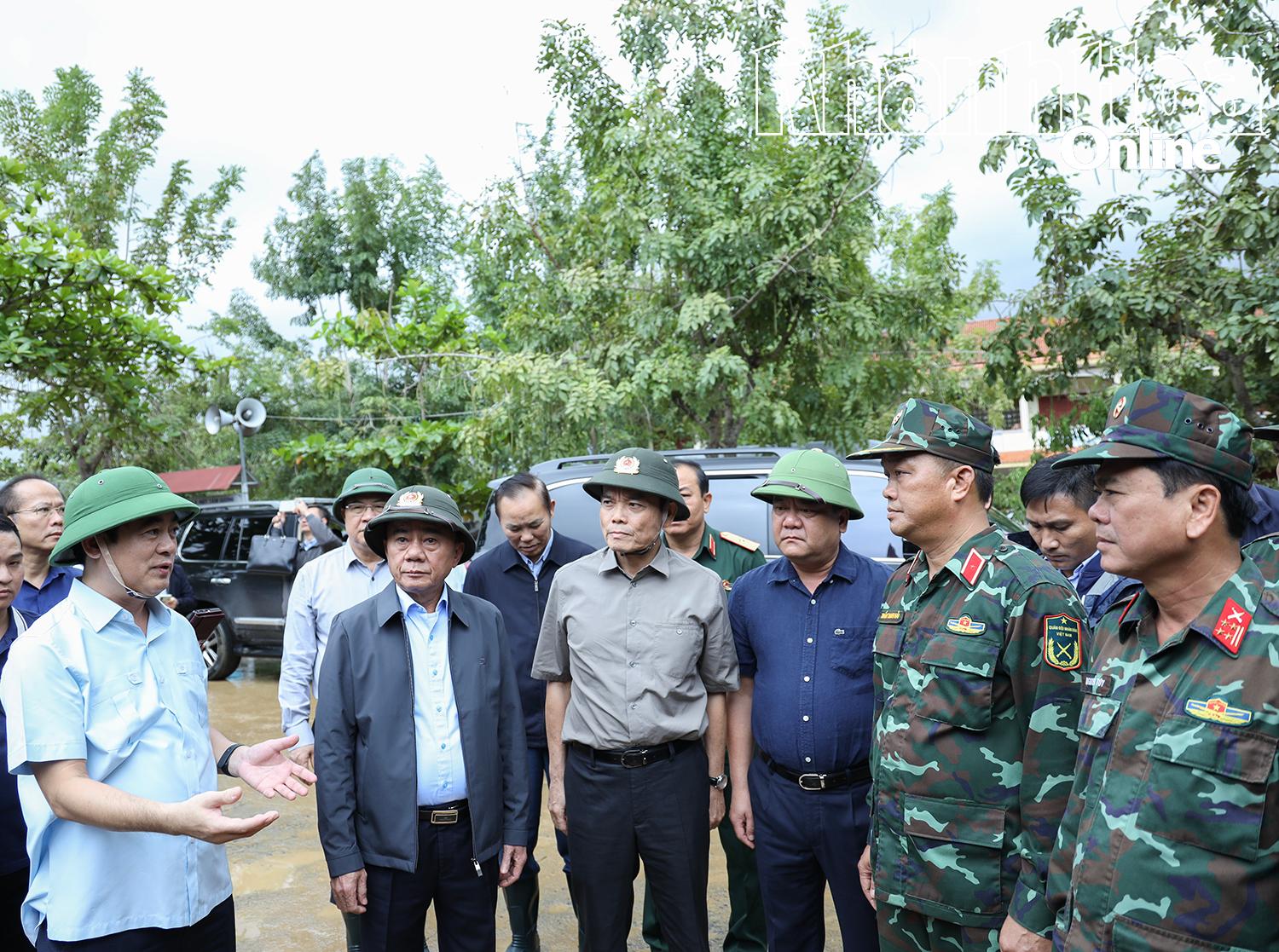 Đồng chí Trần Cẩm Tú - Ủy viên Bộ Chính trị, Thường trực Ban Bí thư thăm, động viên người dân vùng lũ Khánh Hòa