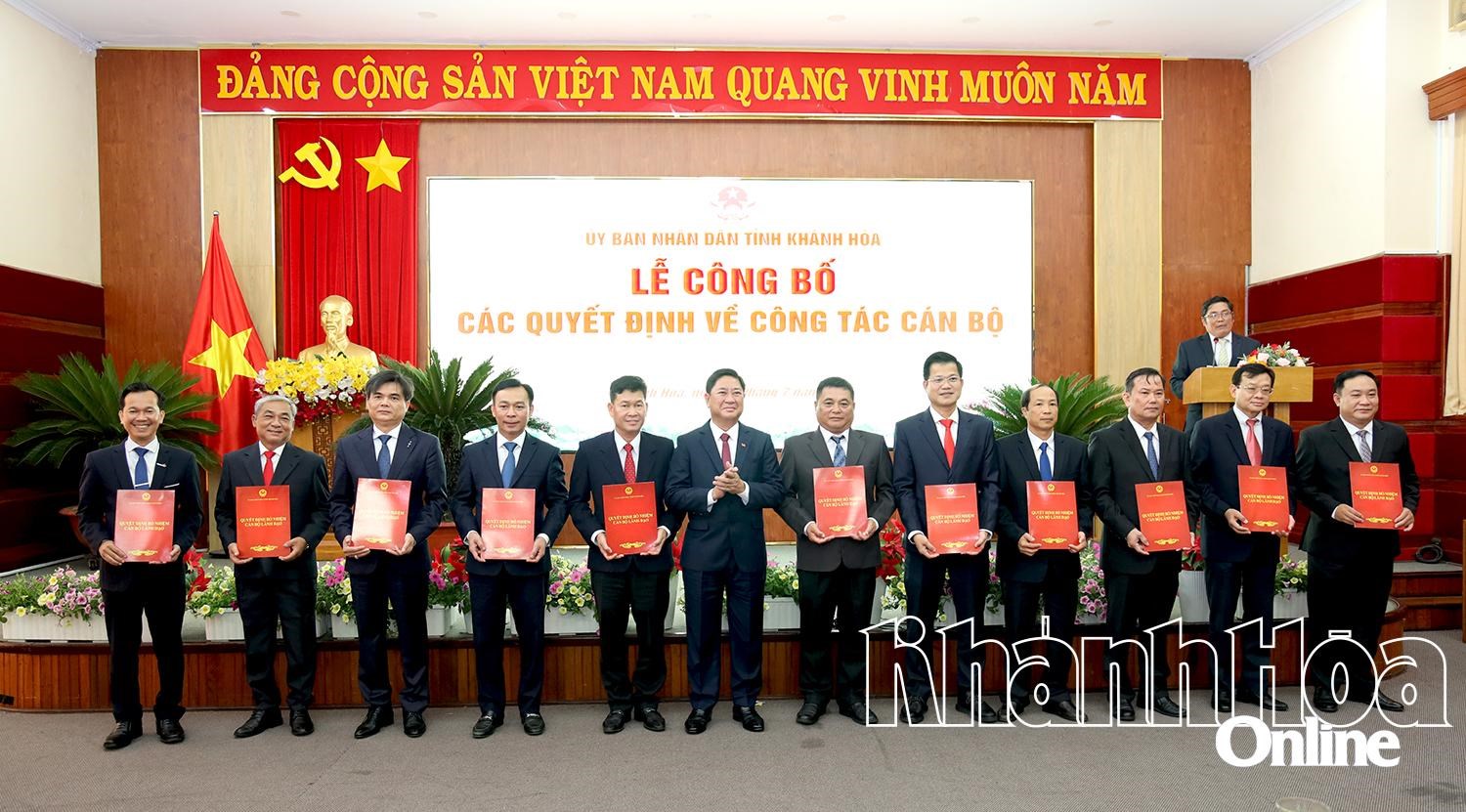UBND tỉnh Khánh Hòa công bố, trao các quyết định về công tác cán bộ