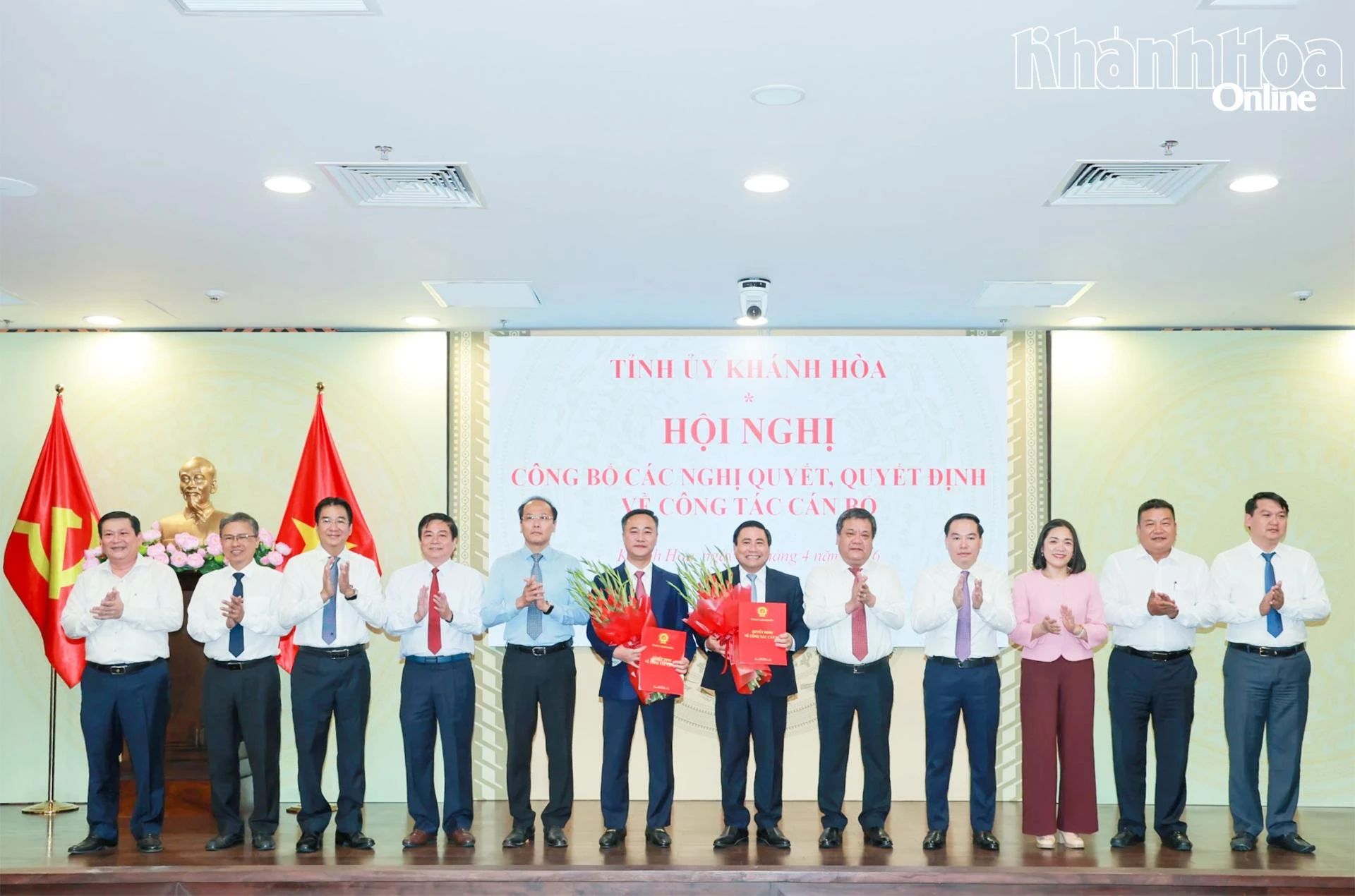 Tỉnh ủy Khánh Hòa trao các nghị quyết, quyết định về công tác cán bộ