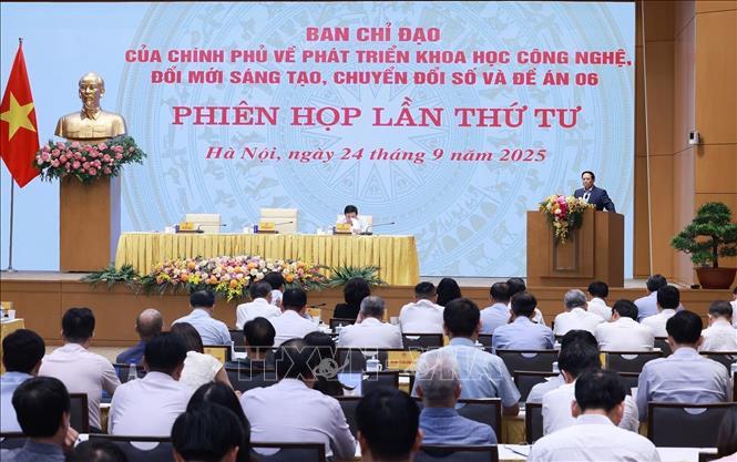 Thủ tướng: Đi từng ngõ, gõ từng nhà, rà từng người để chuyển đổi số