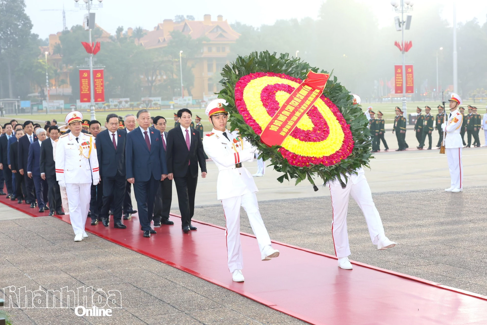 Lãnh đạo Đảng, Nhà nước và đại biểu dự Đại hội XIV của Đảng vào Lăng viếng Chủ tịch Hồ Chí Minh