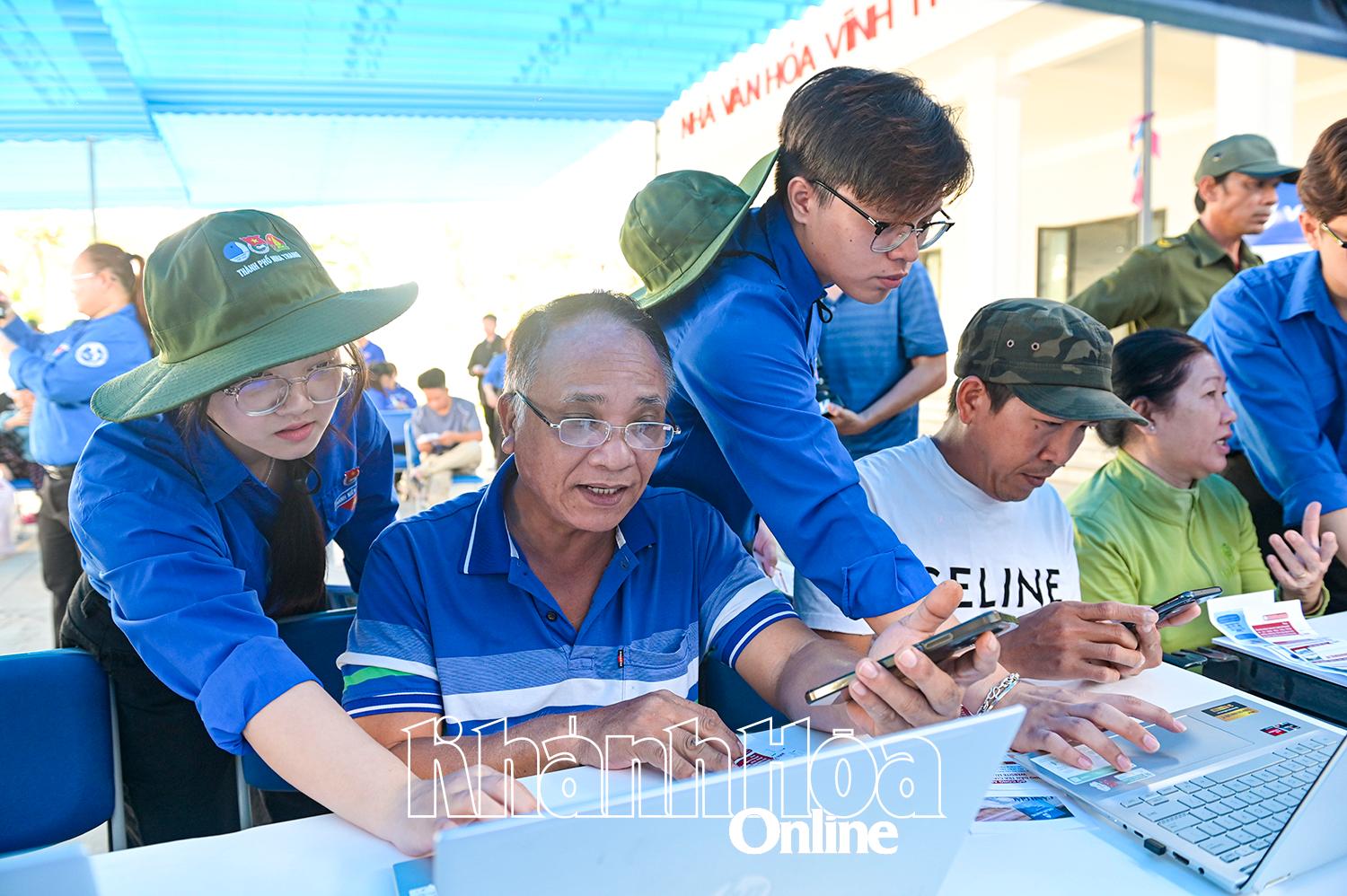 Hướng tới Đại hội đại biểu MTTQ Việt Nam tỉnh Khánh Hòa lần thứ I, nhiệm kỳ 2025 - 2030​​​: Tuổi trẻ xung kích trên “mặt trận số”