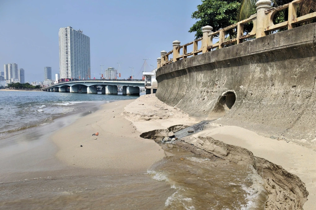 Phát hiện 2 điểm đấu nối xả thải ra biển Nha Trang