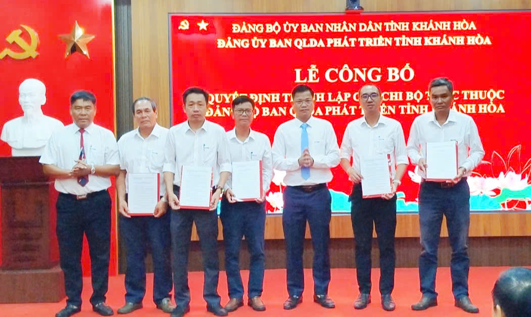 Hình ảnh về BAN QUẢN LÝ DỰ ÁN PHÁT TRIỂN TỈNH KHÁNH HÒA TỔ CHỨC LỄ CHÀO CỜ THÁNG 11/2025 VÀ SINH HOẠT CHUYÊN ĐỀ