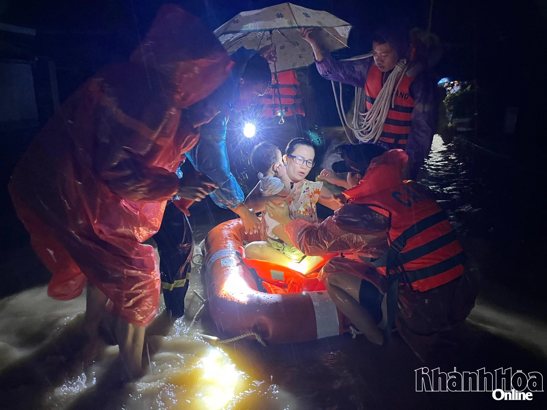 Lữ đoàn Đặc công 5 hỗ trợ ứng cứu người dân khu vực Tây Nha Trang