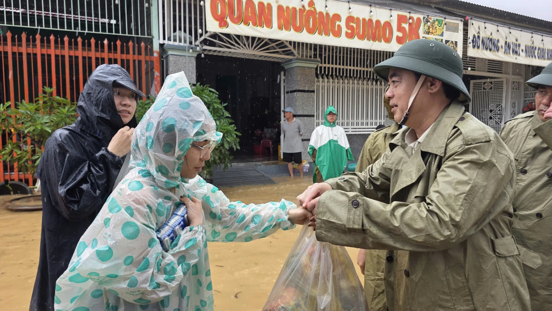 Không được để người dân vùng lũ bị đói, khát