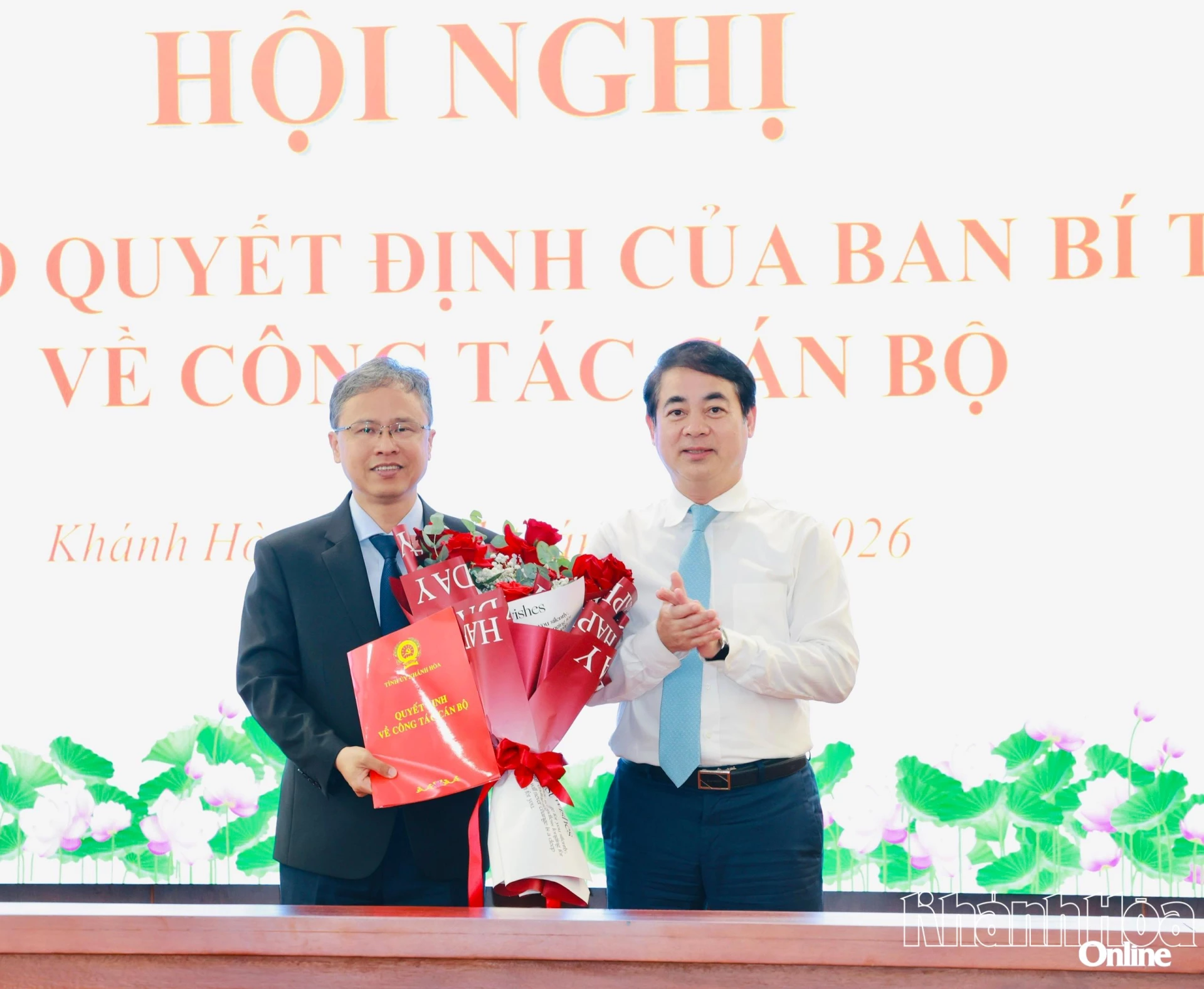 Trao quyết định của Ban Bí thư chuẩn y Phó Chủ tịch UBND tỉnh Trần Hòa Nam tham gia Ban Thường vụ Tỉnh ủy Khánh Hòa 