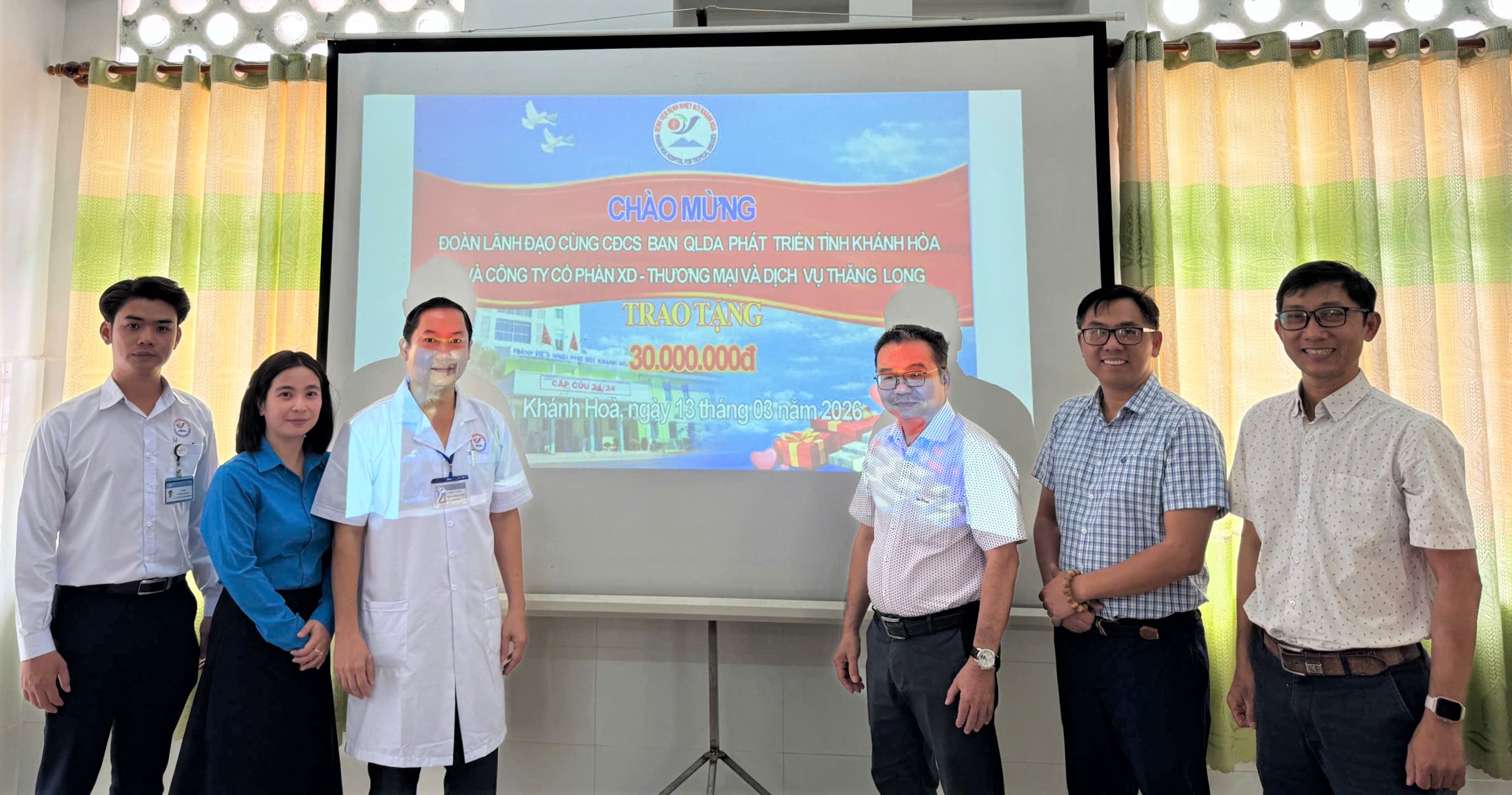 Ban Quản lý dự án Phát triển tỉnh Khánh Hòa và Công ty Cổ phần Xây dựng – Thương mại và Dịch vụ Thăng Long trao tặng thiết bị y tế cho Bệnh viện Bệnh Nhiệt đới Khánh Hòa