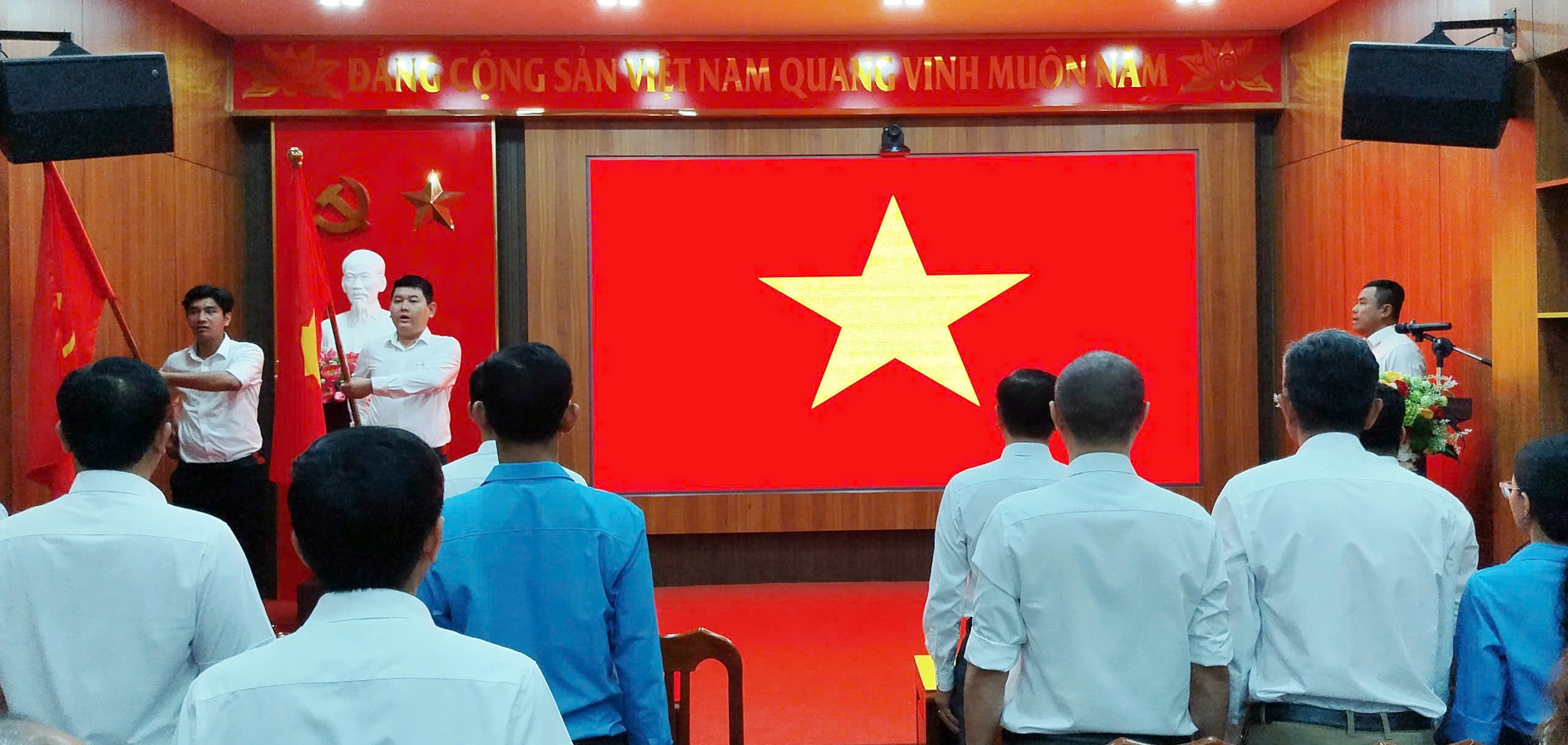 Hình ảnh về Trang trọng Lễ chào cờ tháng 5/2026 tại Ban QLDA Phát triển tỉnh Khánh Hòa